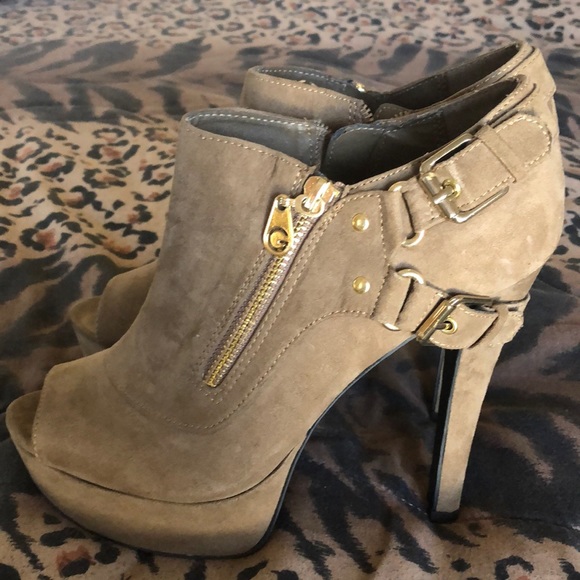 Elegant Tan heeled boots with gold zipper & buckle - Picture 5 of 6